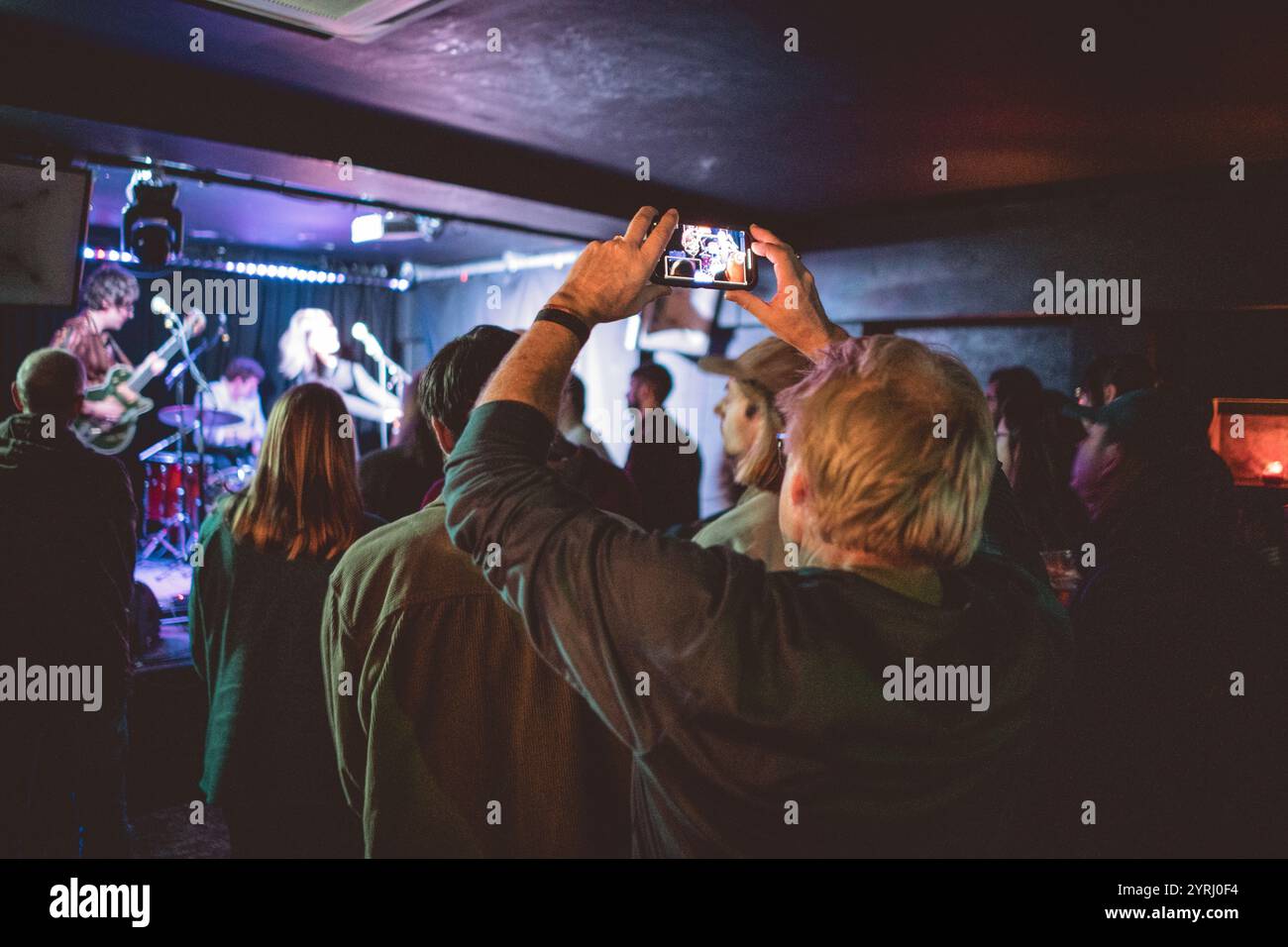 Chinesischer amerikanischer Bär in YES, Manchester, 02.12.24 Stockfoto