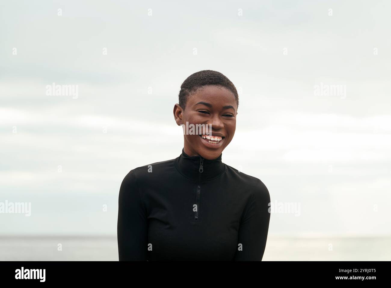 afroamerikanerin lächelt in die Kamera Stockfoto