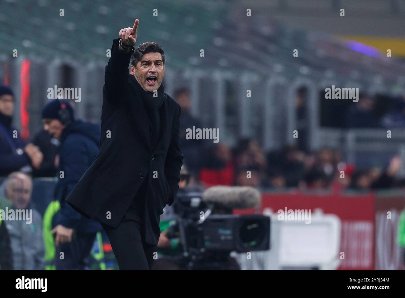 Mailand, Italien. Dezember 2024. Paulo Fonseca Head Coach des AC Milan Gesten während des Coppa Italia 2024/25 Fußballspiels zwischen AC Milan und US Sassuolo im San Siro Stadium Credit: dpa/Alamy Live News Stockfoto