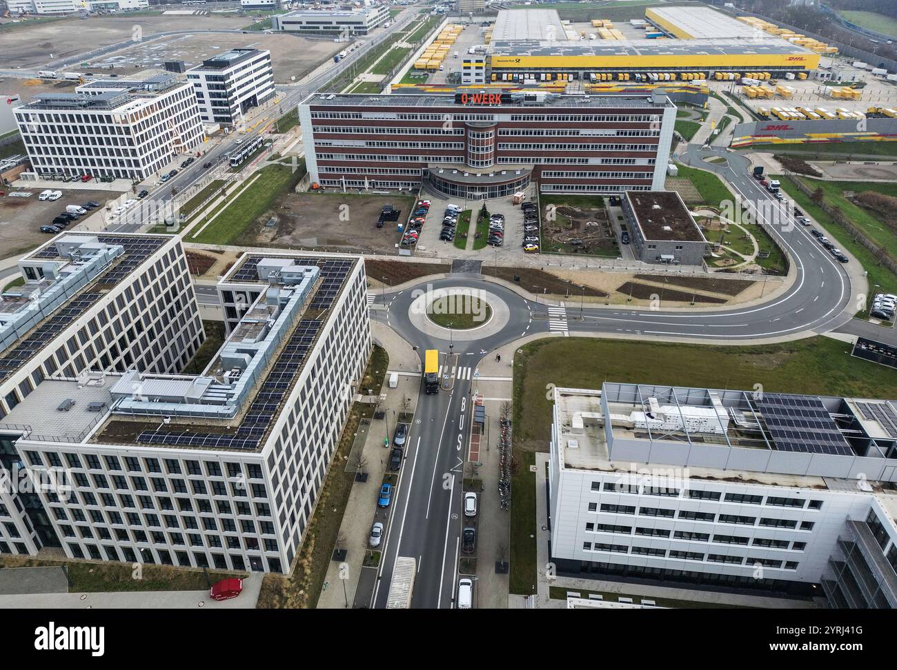 Bochum, Deutschland. Dezember 2024. Das ehemalige Verwaltungsgebäude des Opel-Werks in Bochum steht zwischen Neubauten. Nach einer abschließenden Nachtschicht am 5. Dezember 2014 wurde das lang umstrittene Opel-Werk in Bochum geschlossen. Zehn Jahre später haben sich verschiedene Unternehmen mit rund 3.500 neuen Arbeitsplätzen am ehemaligen Opel-Standort angesiedelt. Quelle: Oliver Berg/dpa/Alamy Live News Stockfoto