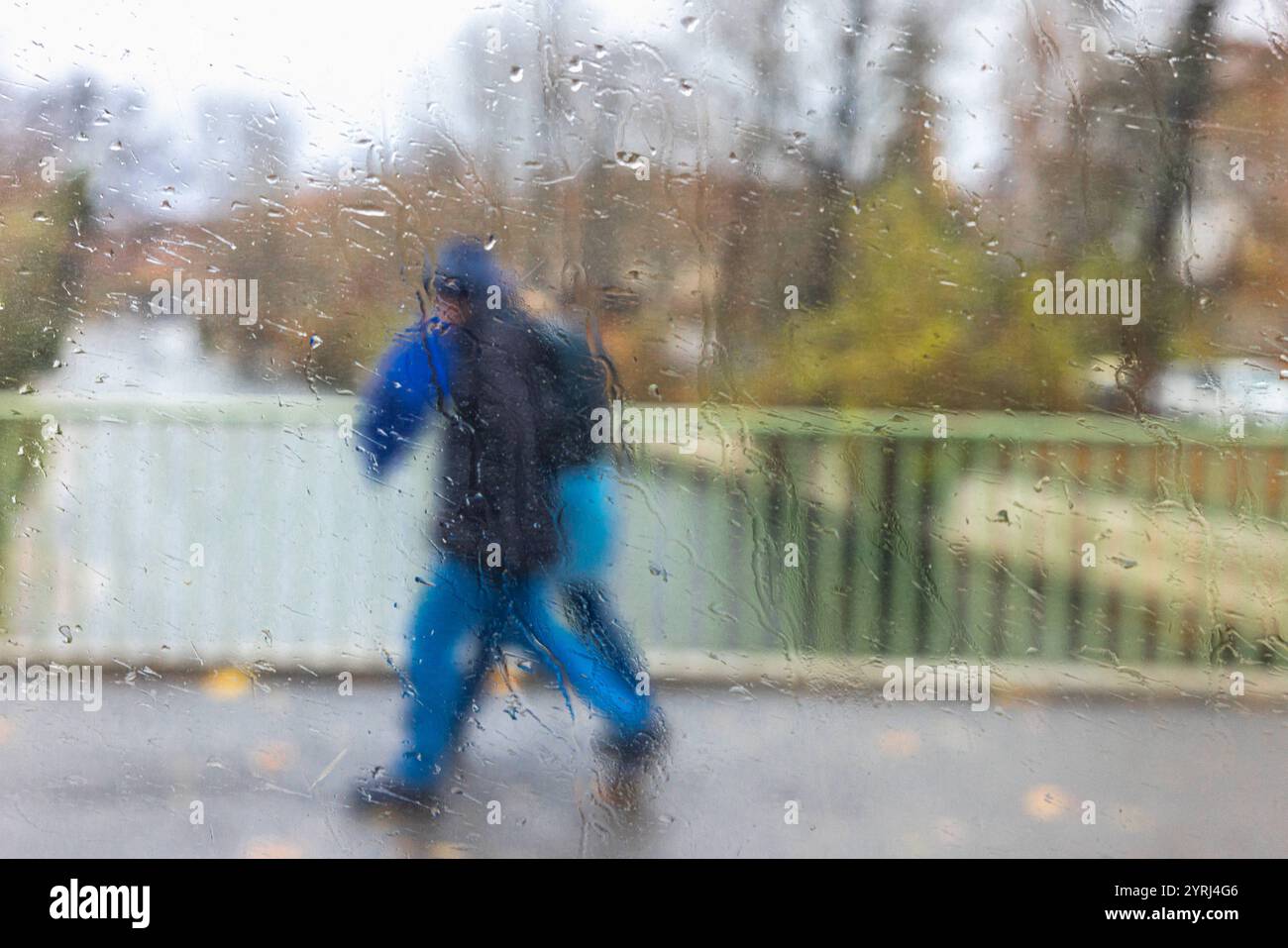 Ein Blick aus dem Fenster Berlin, 28. November 2024: Unangemehmes Wetter in der Stadt. Fotografiert aus dem Bus durch das regennasse Fenster während der Fahrt in die Innenstadt. *** Ein Blick aus dem Fenster Berlin, 28. November 2024 unangenehmes Wetter in der Stadt fotografiert vom Bus durch das regengetränkte Fenster während der Fahrt in die Innenstadt Stockfoto