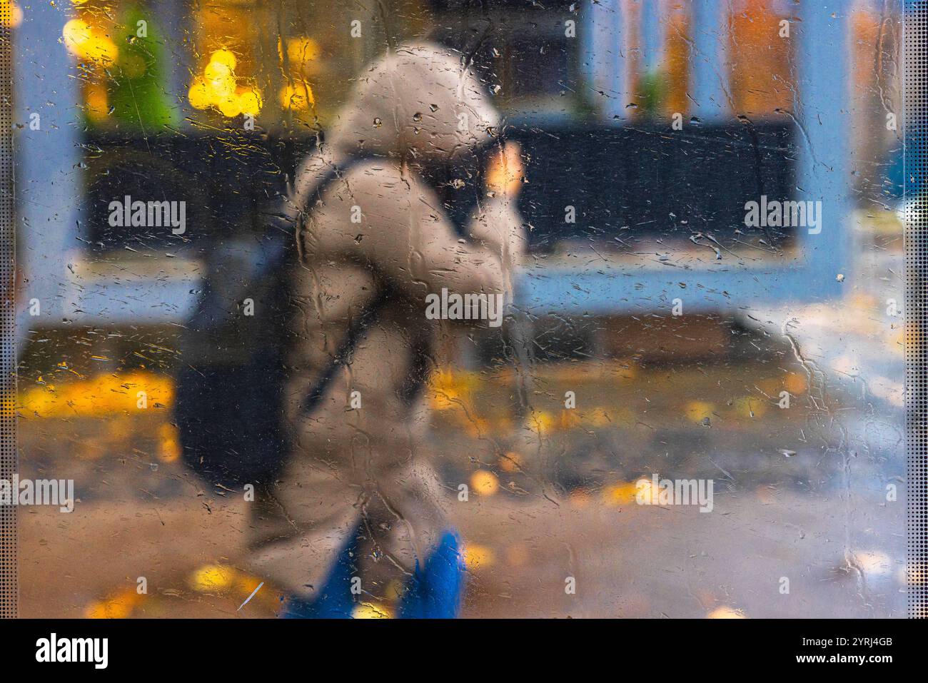 Ein Blick aus dem Fenster Berlin, 28. November 2024: Unangemehmes Wetter in der Stadt. Fotografiert aus dem Bus durch das regennasse Fenster während der Fahrt in die Innenstadt. *** Ein Blick aus dem Fenster Berlin, 28. November 2024 unangenehmes Wetter in der Stadt fotografiert vom Bus durch das regengetränkte Fenster während der Fahrt in die Innenstadt Stockfoto
