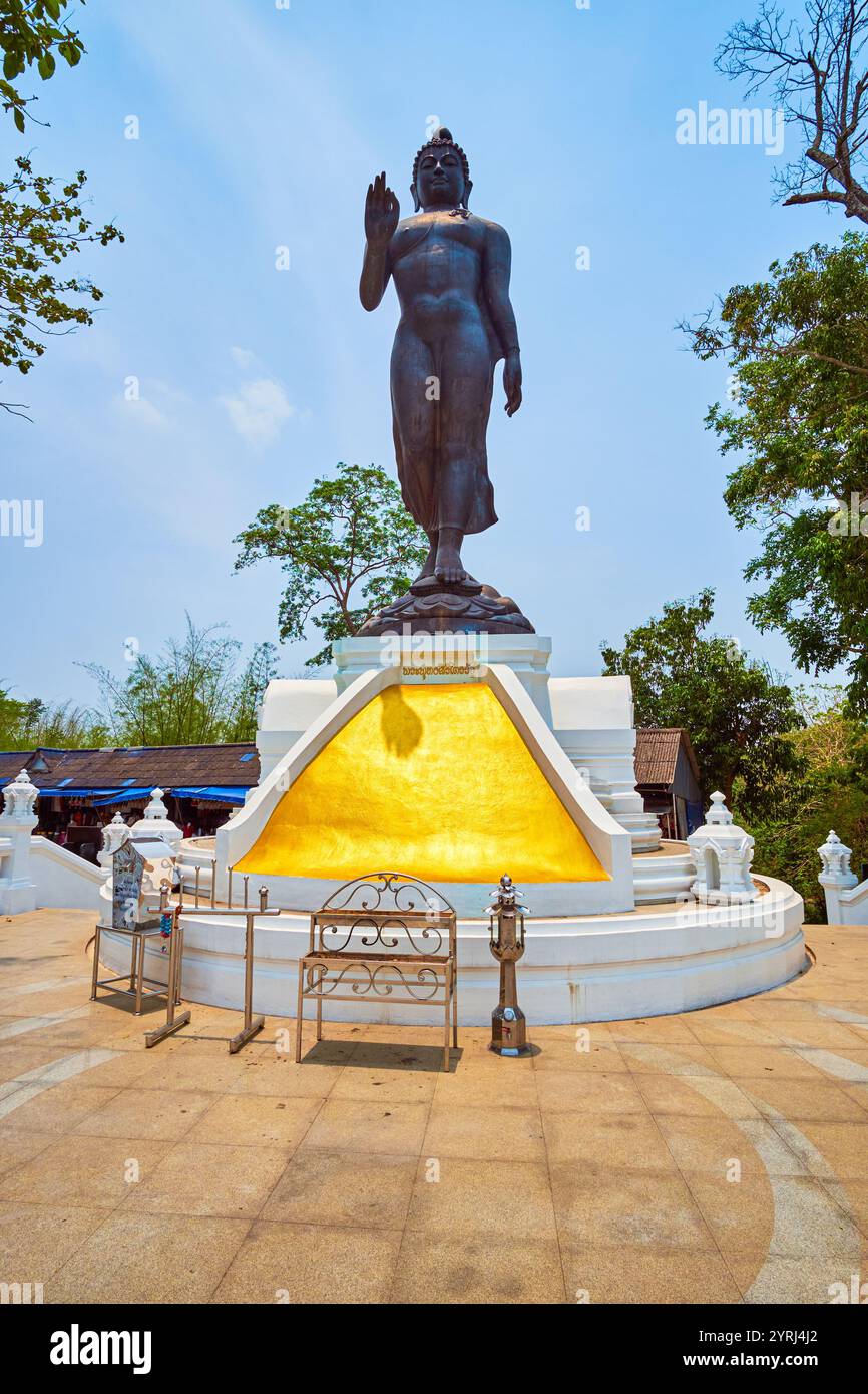 Die Statue für Buddha, Phra Buddha Sirirat auf dem Hügel in Ban SOP Ruak, Thailand Stockfoto