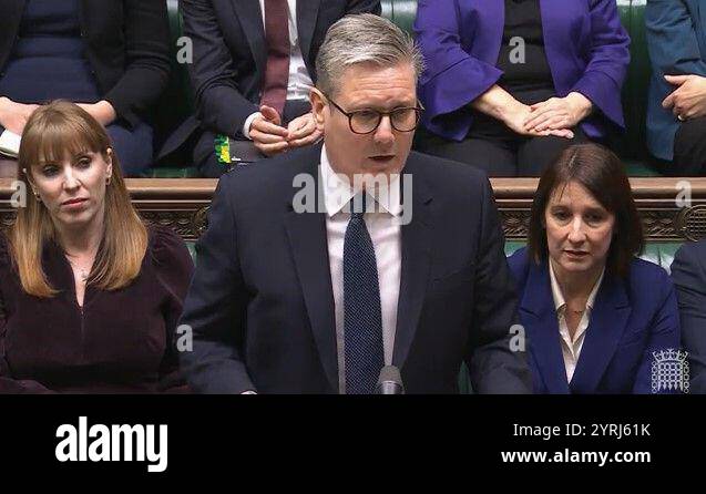 Screenshot von Premierminister Sir Keir Starmer, der während der Fragen des Premierministers im britischen Unterhaus spricht. Bilddatum: Mittwoch, 4. Dezember 2024. Stockfoto