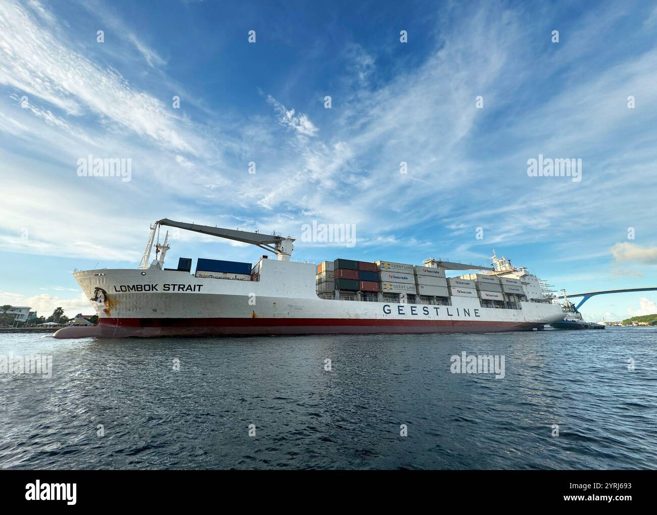 Containerschiff mit Fracht verlässt den Hafen von Willemstad, Curacao. Stockfoto