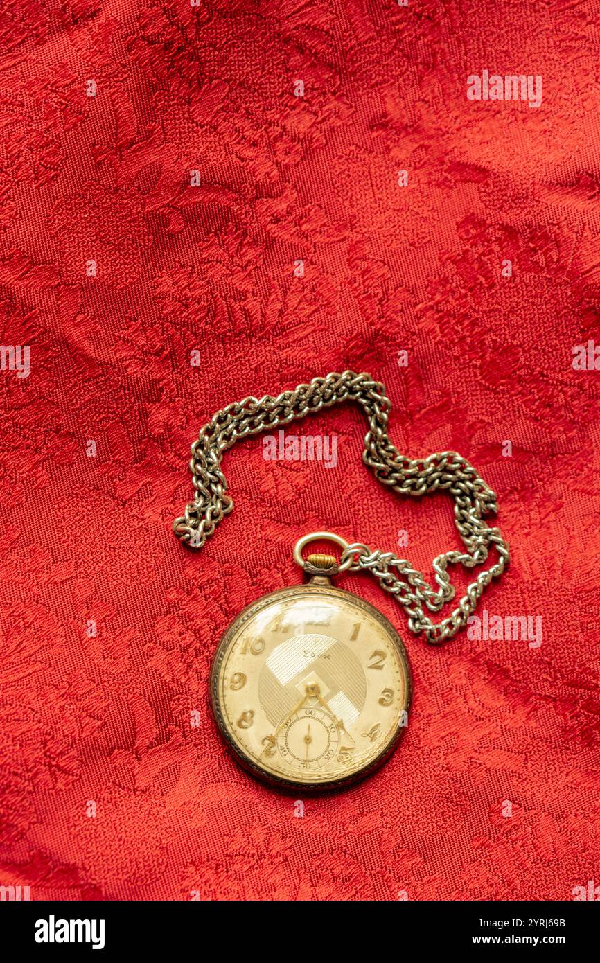 Klassische Taschenuhr, roter Hintergrund Stockfoto