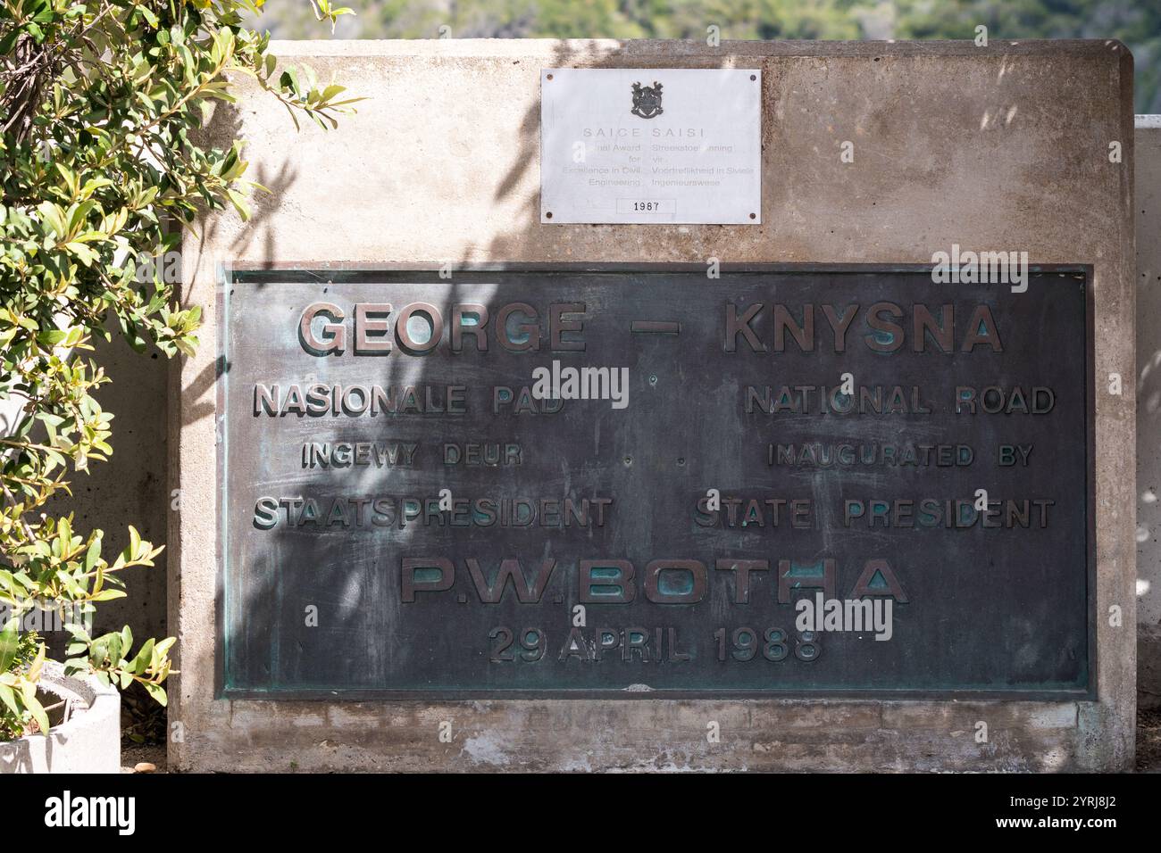 Historische Gedenktafel George Knysna National Road eingeweiht vom Staatspräsidenten PW Botha am 29. April 1988, Excellence Award für Tiefbau Südafrika Stockfoto