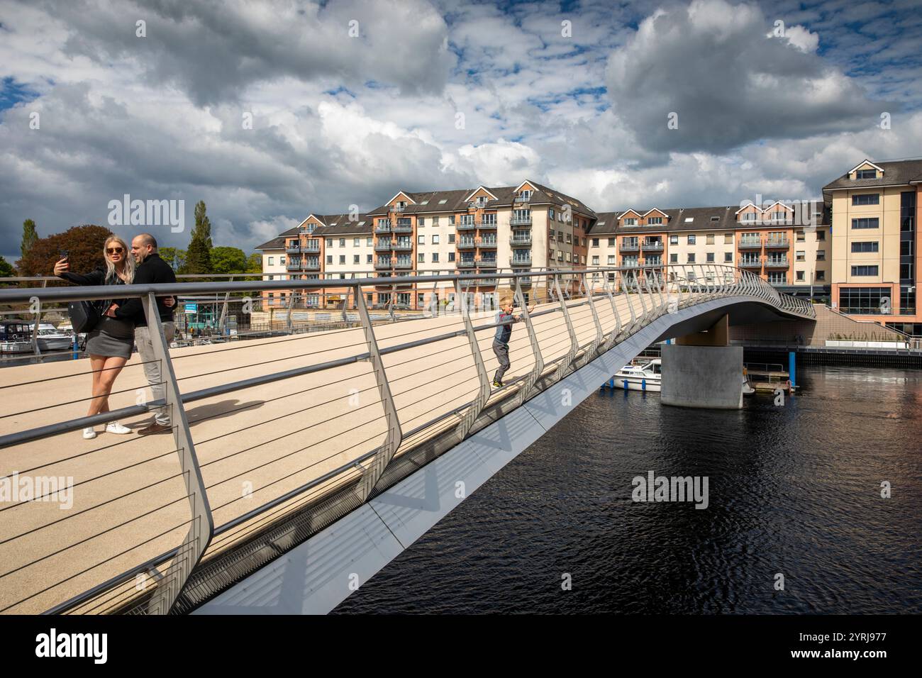 Irland, County Westmeath, Athlone, 2023 Fußgängerbrücke über den Fluss Shannon Stockfoto