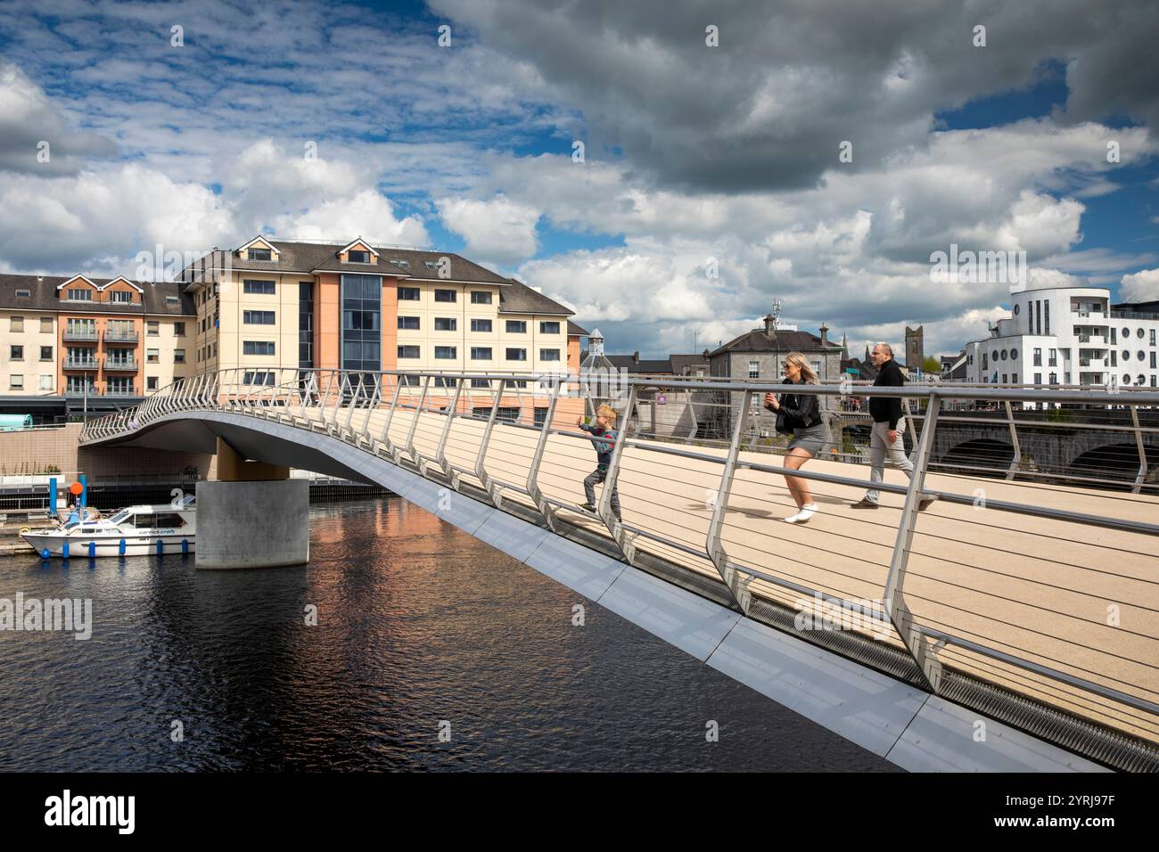 Irland, County Westmeath, Athlone, 2023 Fußgängerbrücke über den Fluss Shannon Stockfoto