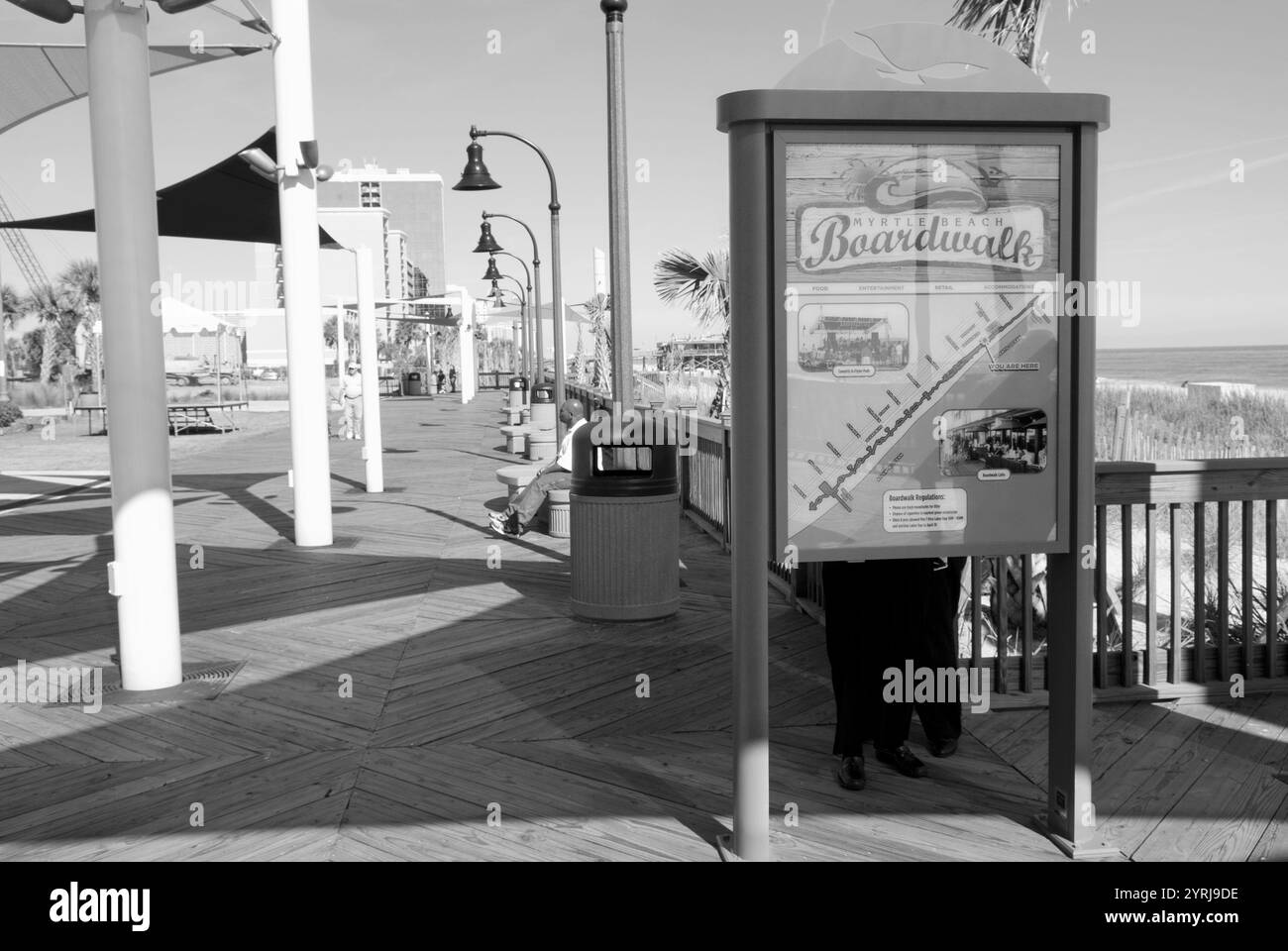 Wegweiser am Boardwalk in Myrtle Beach, South Carolina, USA, die den Weg zur berühmten, 1,5 km langen Holzpromenade und öffentlichen Promenade zeigen. Stockfoto