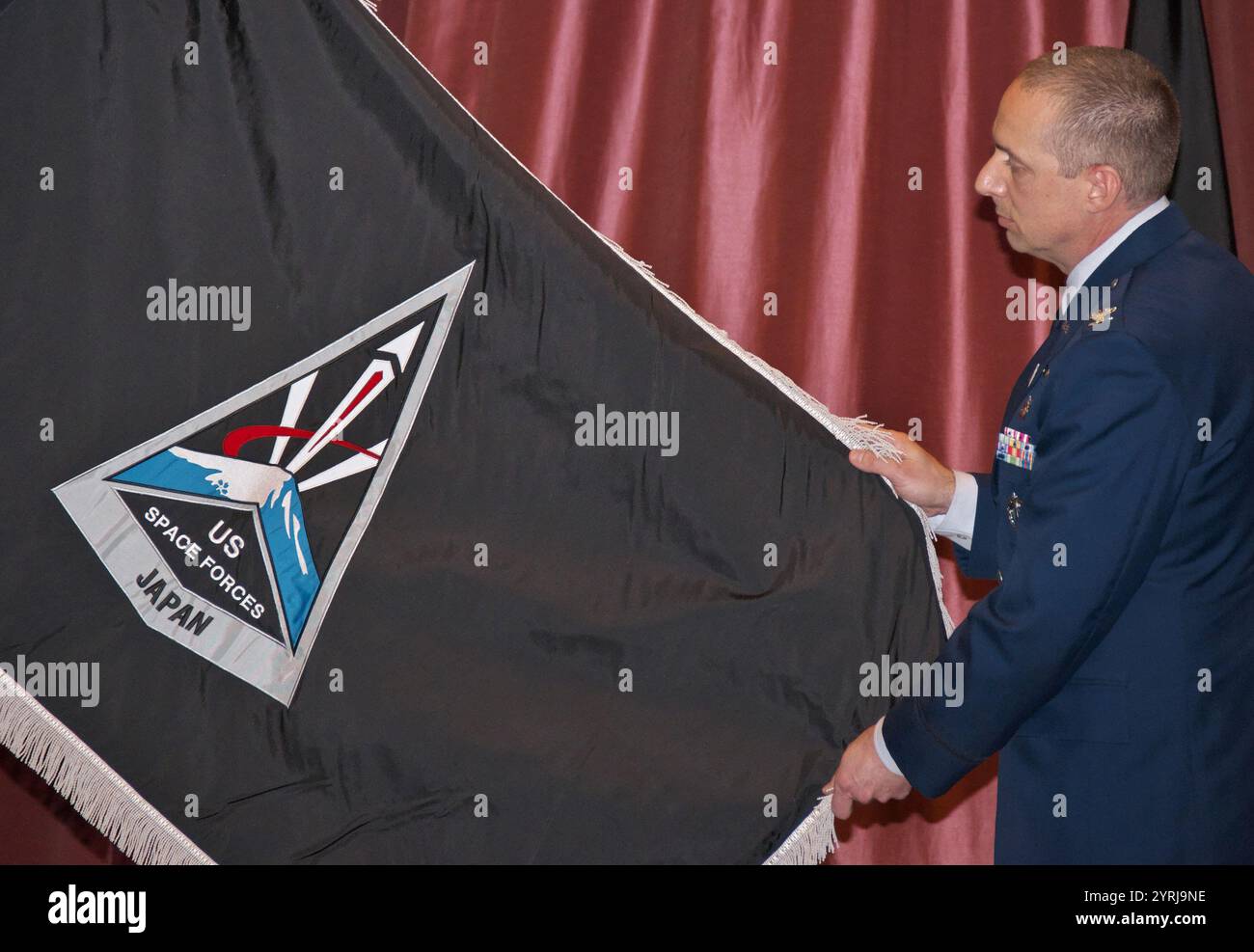 Tokio, Japan. Dezember 2024. Der erste Kommandant, Oberst Ryan Laughton, nimmt am Mittwoch, den 4. Dezember 2024, an der Aktivierungszeremonie der US-Raumstreitkräfte-Japan auf der Yokota Air Base in Tokio Teil. Foto: Keizo Mori/UPI Credit: UPI/Alamy Live News Stockfoto