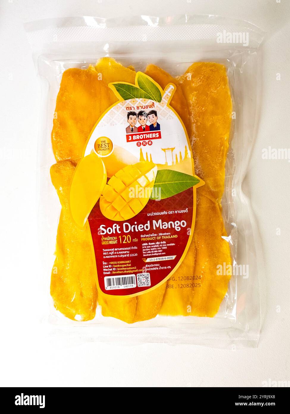Abgepackte weiche getrocknete Mangoblätter in einem durchsichtigen Kunststoffbeutel mit vac-Verpackung und einem illustrierten Etikett mit Nährwertinformationen der Marke 3 Brüder Stockfoto