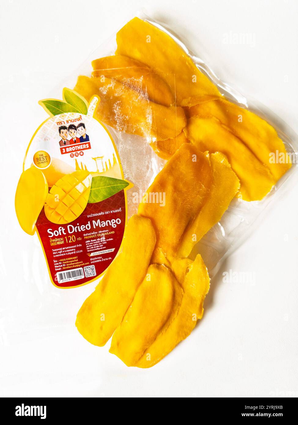 Abgepackte weiche getrocknete Mangoblätter in einem durchsichtigen Kunststoffbeutel mit vac-Verpackung und einem illustrierten Etikett mit Nährwertinformationen der Marke 3 Brüder Stockfoto