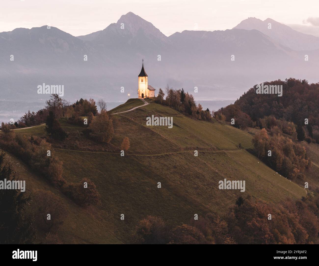 Die Kirche St. Primus und Felicianer in Slowenien bei Sonnenaufgang. Stockfoto