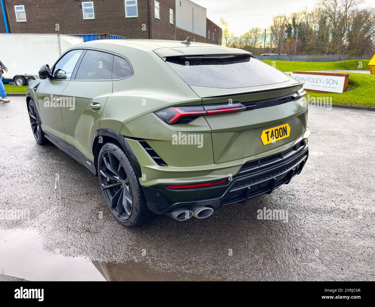 Grüne, luxuriöse Lamborghini-Uras mit sportlichem Design und getönten Fenstern im Freien Stockfoto