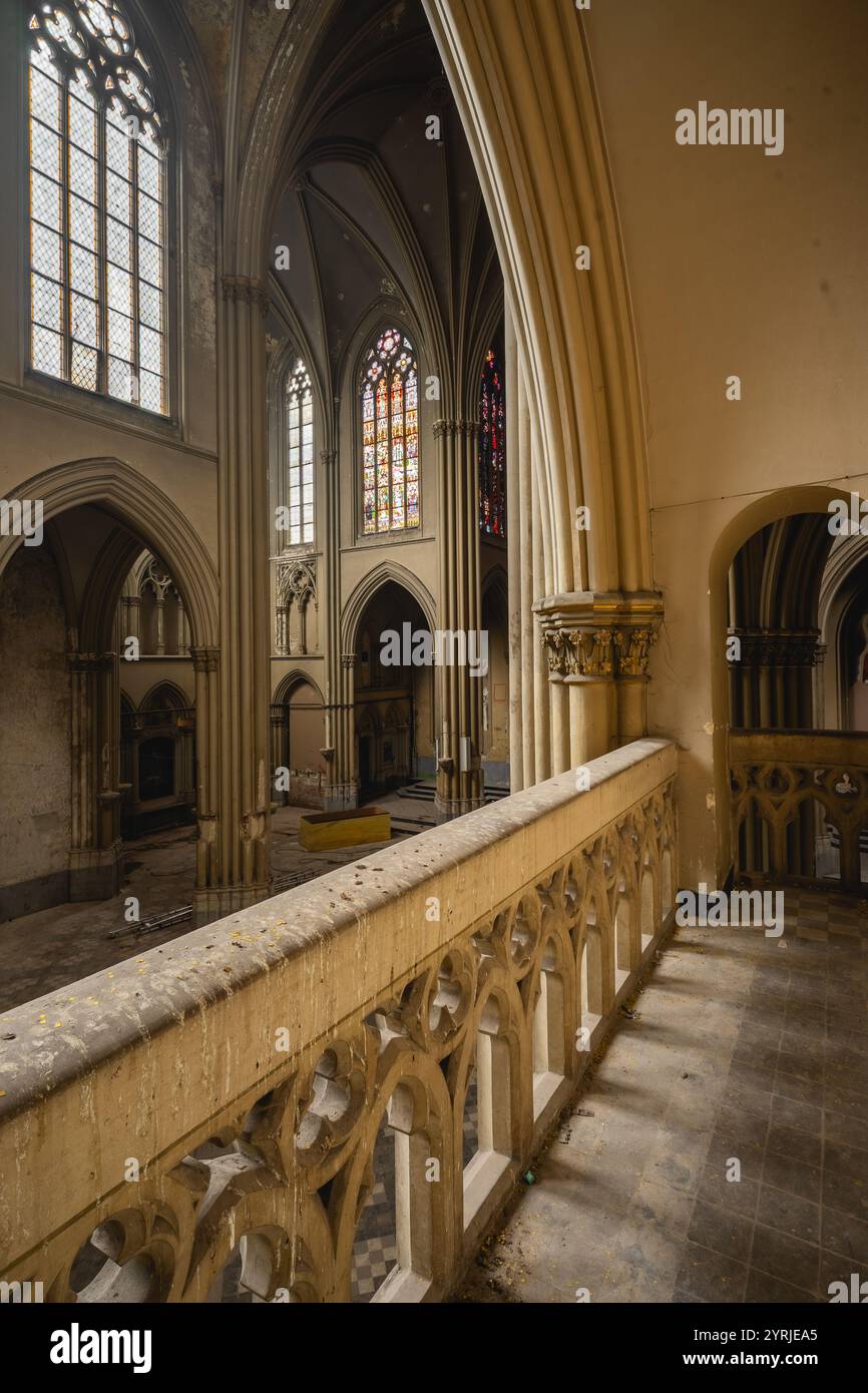 In einer alten verlassenen Kirche irgendwo in Belgien. Urbex. Stockfoto