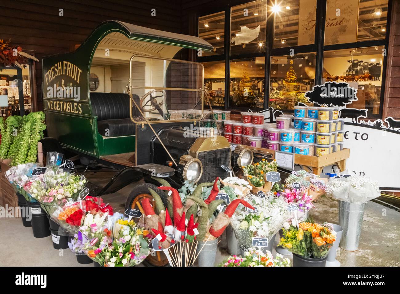England, Kent, Wingham, Gibsons Farm Shop und Food Hall, Blumenausstellung und Vintage Lieferfahrzeug Stockfoto