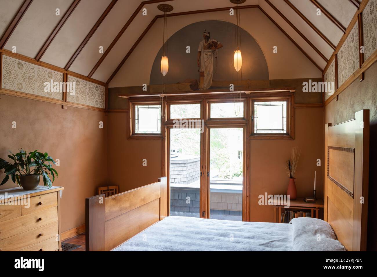Chicago, IL USA - 21. Juli 2017: Das Schlafzimmer im Frank Lloyd Wright Home and Studio ist ein historisches Haus und Designstudio in Oak Park, Illinois Stockfoto Chicago, IL USA - 21. Juli 2017: Das Schlafzimmer im Frank Lloyd Wright Home and Studio ist ein historisches Haus und Designstudio in Oak Park, Illinois Stockfoto