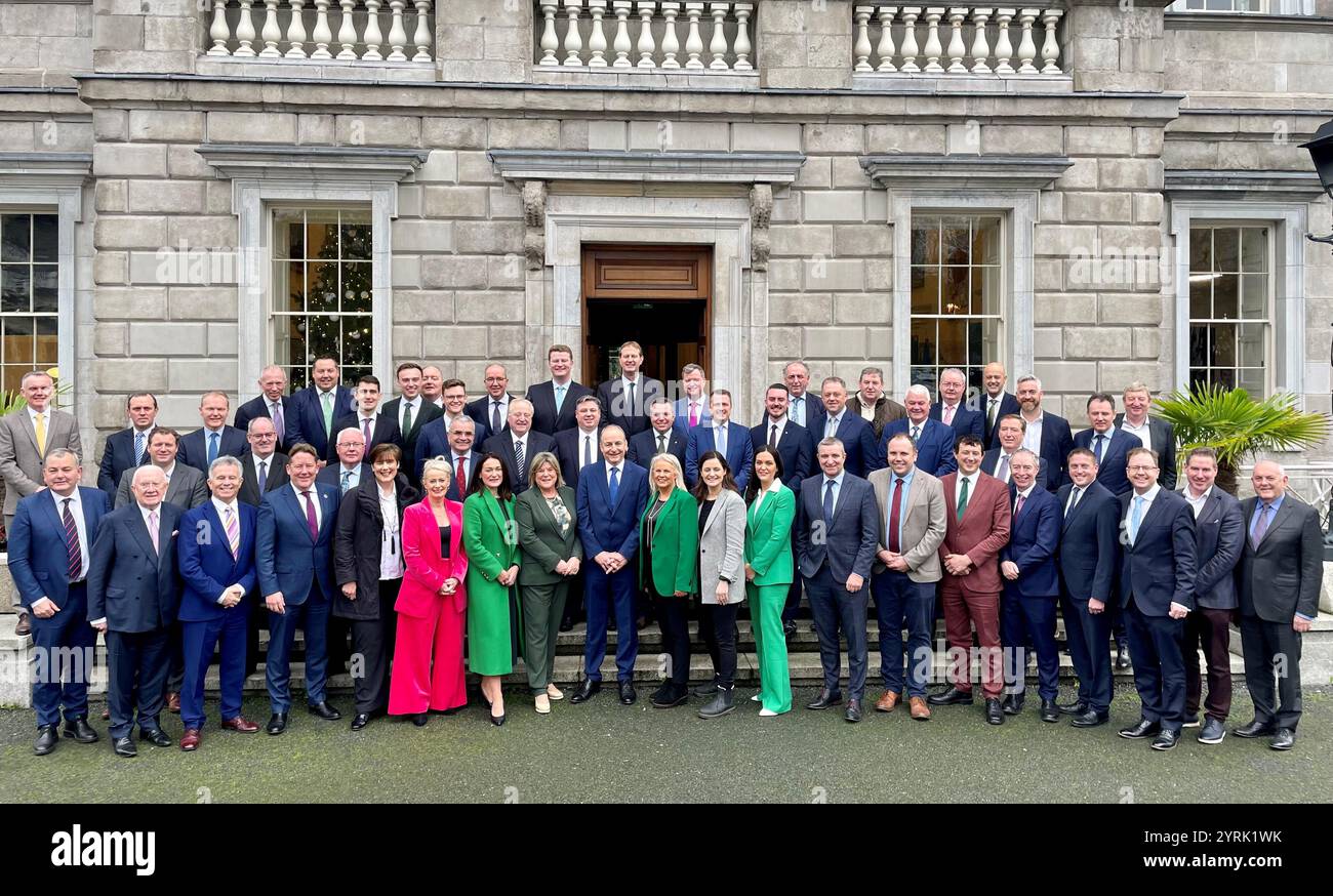 Fianna Fail Leader Micheal Martin (Mitte) mit seinem TDS vor dem Leinster House in Dublin. Bilddatum: Mittwoch, 4. Dezember 2024. Stockfoto