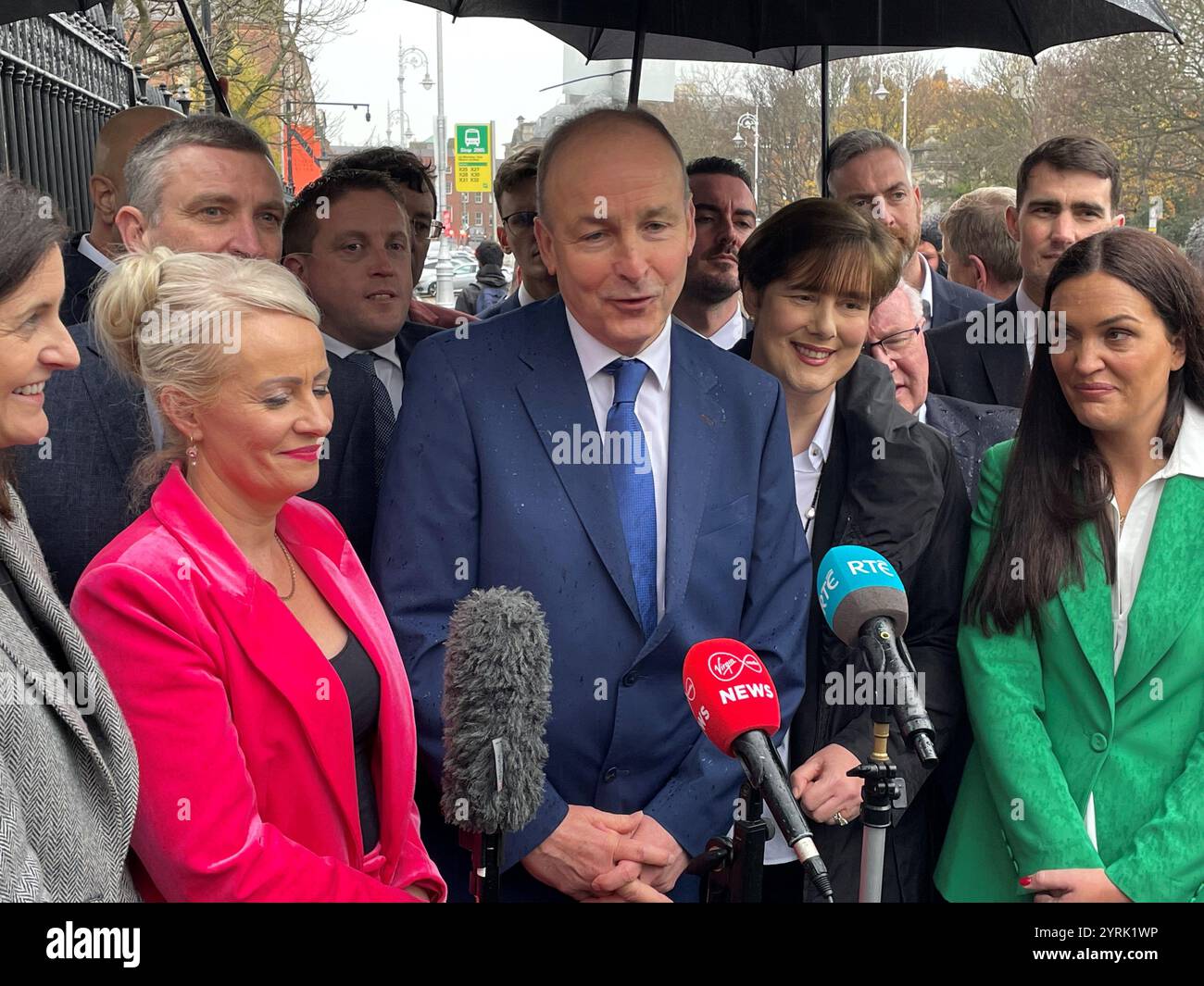 Fianna Fail-Chef Micheal Martin (Mitte) spricht vor dem Leinster House in Dublin vor den Medien. Bilddatum: Mittwoch, 4. Dezember 2024. Stockfoto