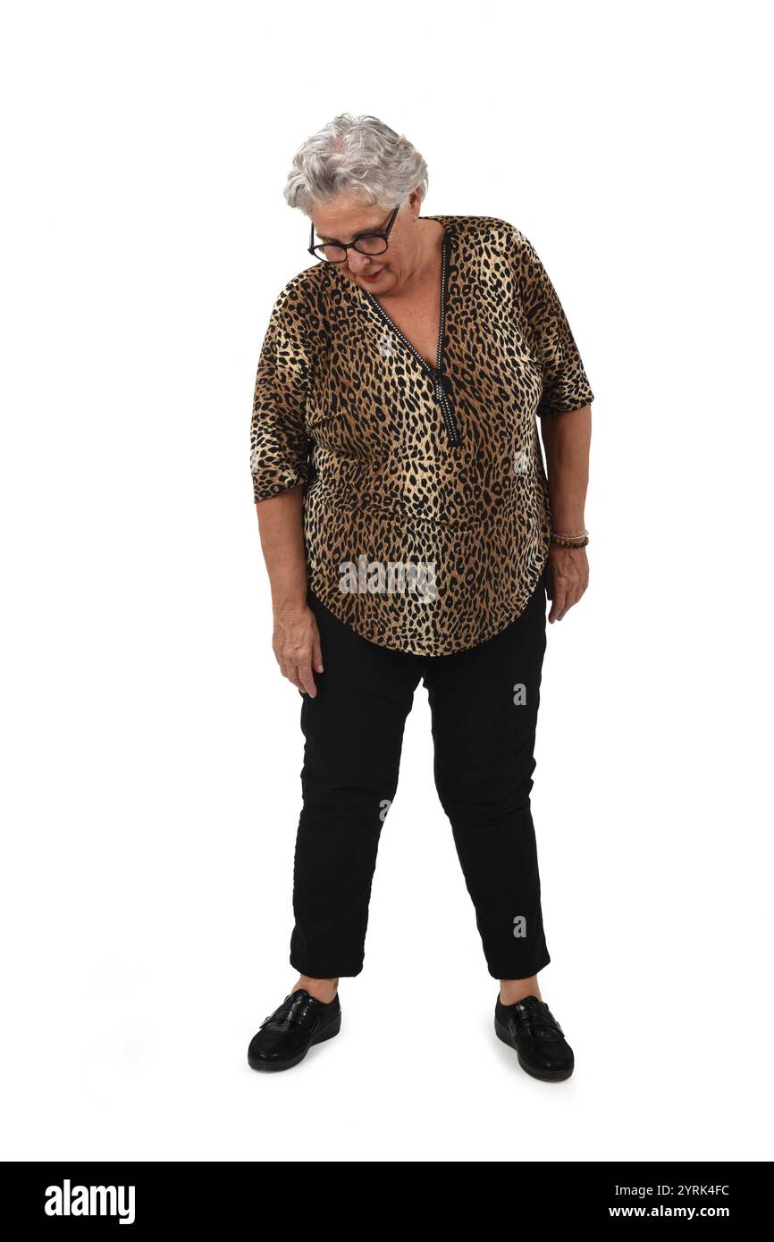 Vorderansicht einer älteren Frau, die auf weißem Hintergrund steht Stockfoto