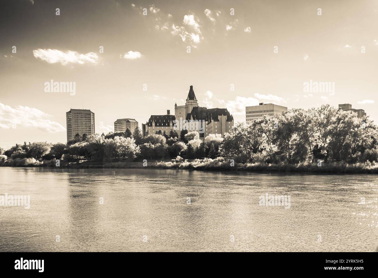 Ein Stadtbild mit einem großen Gebäude im Zentrum und einem Fluss im Hintergrund. Die Stadt befindet sich auf der rechten Seite des Bildes, während der Fluss ru Stockfoto