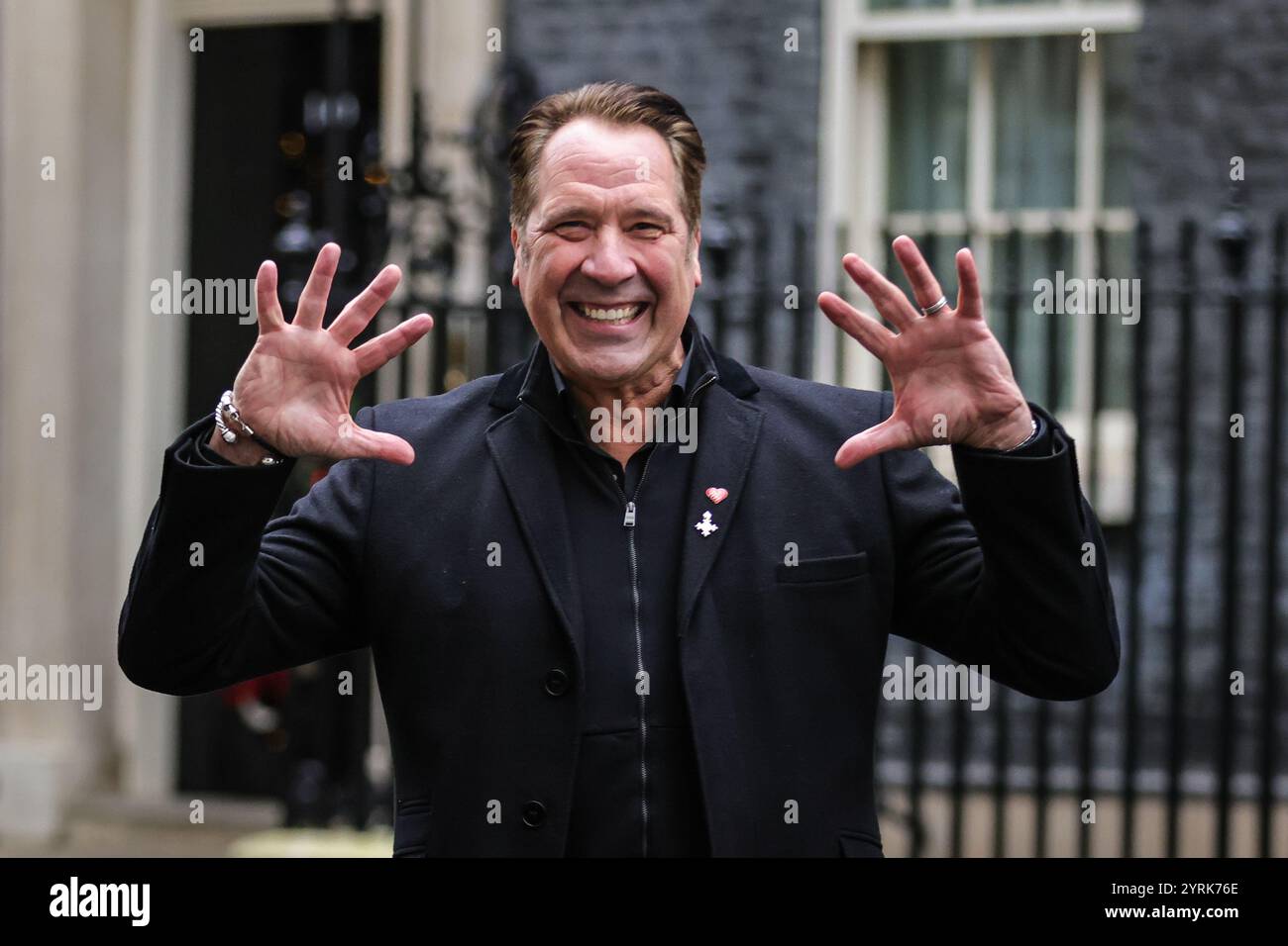 London, Großbritannien. Dezember 2024. Der ehemalige englische Torhüter David Seaman, zusammen mit seiner Frau Frankie (im roten Mantel) und Vertretern der Wohltätigkeitsorganisation, überreicht eine Petition in der Downing Street 10 für die British Heart Foundation. Seaman ist ein prominenter Botschafter der British Heart Foundation und selbst wurde in der Vergangenheit mit Vorhofflimmern (unregelmäßiger Herzschlag) diagnostiziert. Quelle: Imageplotter/Alamy Live News Stockfoto