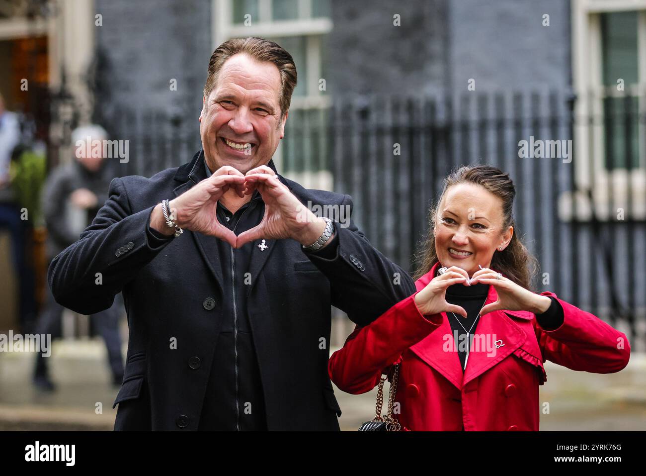 London, Großbritannien. Dezember 2024. Der ehemalige englische Torhüter David Seaman, zusammen mit seiner Frau Frankie (im roten Mantel) und Vertretern der Wohltätigkeitsorganisation, überreicht eine Petition in der Downing Street 10 für die British Heart Foundation. Seaman ist ein prominenter Botschafter der British Heart Foundation und selbst wurde in der Vergangenheit mit Vorhofflimmern (unregelmäßiger Herzschlag) diagnostiziert. Quelle: Imageplotter/Alamy Live News Stockfoto