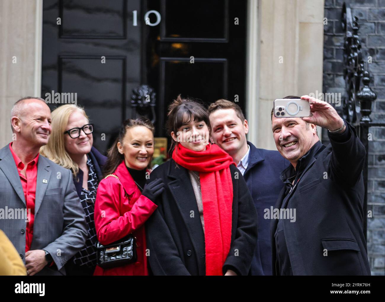 London, Großbritannien. Dezember 2024. Der ehemalige englische Torhüter David Seaman, zusammen mit seiner Frau Frankie (im roten Mantel) und Vertretern der Wohltätigkeitsorganisation, überreicht eine Petition in der Downing Street 10 für die British Heart Foundation. Seaman ist ein prominenter Botschafter der British Heart Foundation und selbst wurde in der Vergangenheit mit Vorhofflimmern (unregelmäßiger Herzschlag) diagnostiziert. Quelle: Imageplotter/Alamy Live News Stockfoto