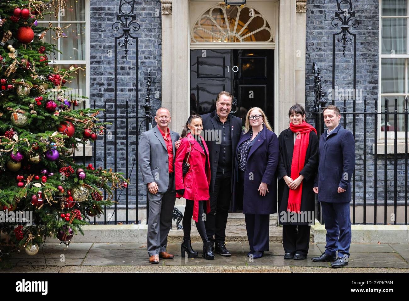 London, Großbritannien. Dezember 2024. Der ehemalige englische Torhüter David Seaman, zusammen mit seiner Frau Frankie (im roten Mantel) und Vertretern der Wohltätigkeitsorganisation, überreicht eine Petition in der Downing Street 10 für die British Heart Foundation. Seaman ist ein prominenter Botschafter der British Heart Foundation und selbst wurde in der Vergangenheit mit Vorhofflimmern (unregelmäßiger Herzschlag) diagnostiziert. Quelle: Imageplotter/Alamy Live News Stockfoto