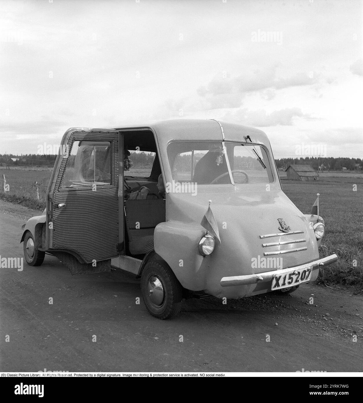 Ein selbstgebautes Auto im Jahr 1952. Rune Wiström aus Stugsund baute sein selbstgebautes Kleinauto mit dem Kennzeichen X15207. Der Anfangsbuchstabe X weist darauf hin, dass das Fahrzeug im Kreis Gävleborg zugelassen ist. An der Vorderseite befindet sich ein Schild mit dem Wappen der Provinz Hälsingland. Hälsingland gehört zur Grafschaft Gävleborg im südlichen Norrland Schweden. Conard Ref. 2124 Stockfoto