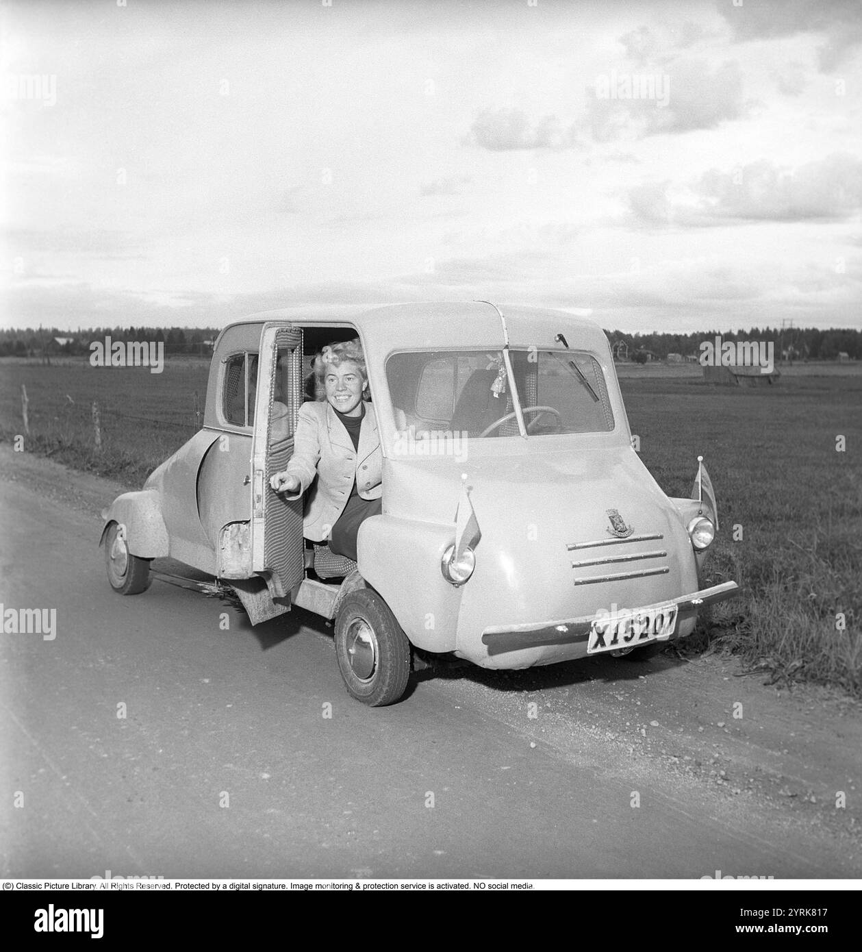 Ein selbstgebautes Auto im Jahr 1952. Rune Wiström aus Stugsund baute sein selbstgebautes Kleinauto mit dem Kennzeichen X15207. Der Anfangsbuchstabe X weist darauf hin, dass das Fahrzeug im Kreis Gävleborg zugelassen ist. An der Vorderseite befindet sich ein Schild mit dem Wappen der Provinz Hälsingland. Hälsingland gehört zur Grafschaft Gävleborg im südlichen Norrland Schweden. Conard Ref. 2124 Stockfoto
