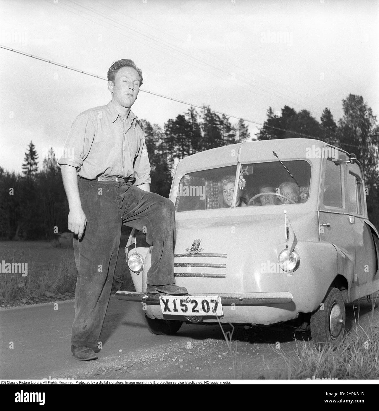 Ein selbstgebautes Auto im Jahr 1952. Rune Wiström aus Stugsund mit seinem selbstgebauten Kleinwagen mit dem amtlichen Kennzeichen X15207. Der Anfangsbuchstabe X weist darauf hin, dass das Fahrzeug im Kreis Gävleborg zugelassen ist. An der Vorderseite befindet sich ein Schild mit dem Wappen der Provinz Hälsingland. Hälsingland gehört zur Grafschaft Gävleborg im südlichen Norrland Schweden. Conard Ref. 2124 Stockfoto