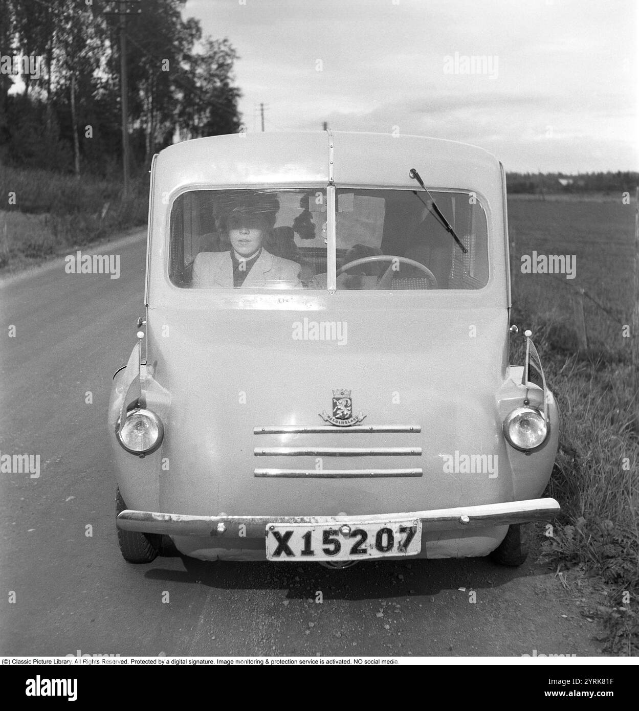 Ein selbstgebautes Auto im Jahr 1952. Rune Wiström aus Stugsund baute sein selbstgebautes Kleinauto mit dem Kennzeichen X15207. Der Anfangsbuchstabe X weist darauf hin, dass das Fahrzeug im Kreis Gävleborg zugelassen ist. An der Vorderseite befindet sich ein Schild mit dem Wappen der Provinz Hälsingland. Hälsingland gehört zur Grafschaft Gävleborg im südlichen Norrland Schweden. Conard Ref. 2124 Stockfoto