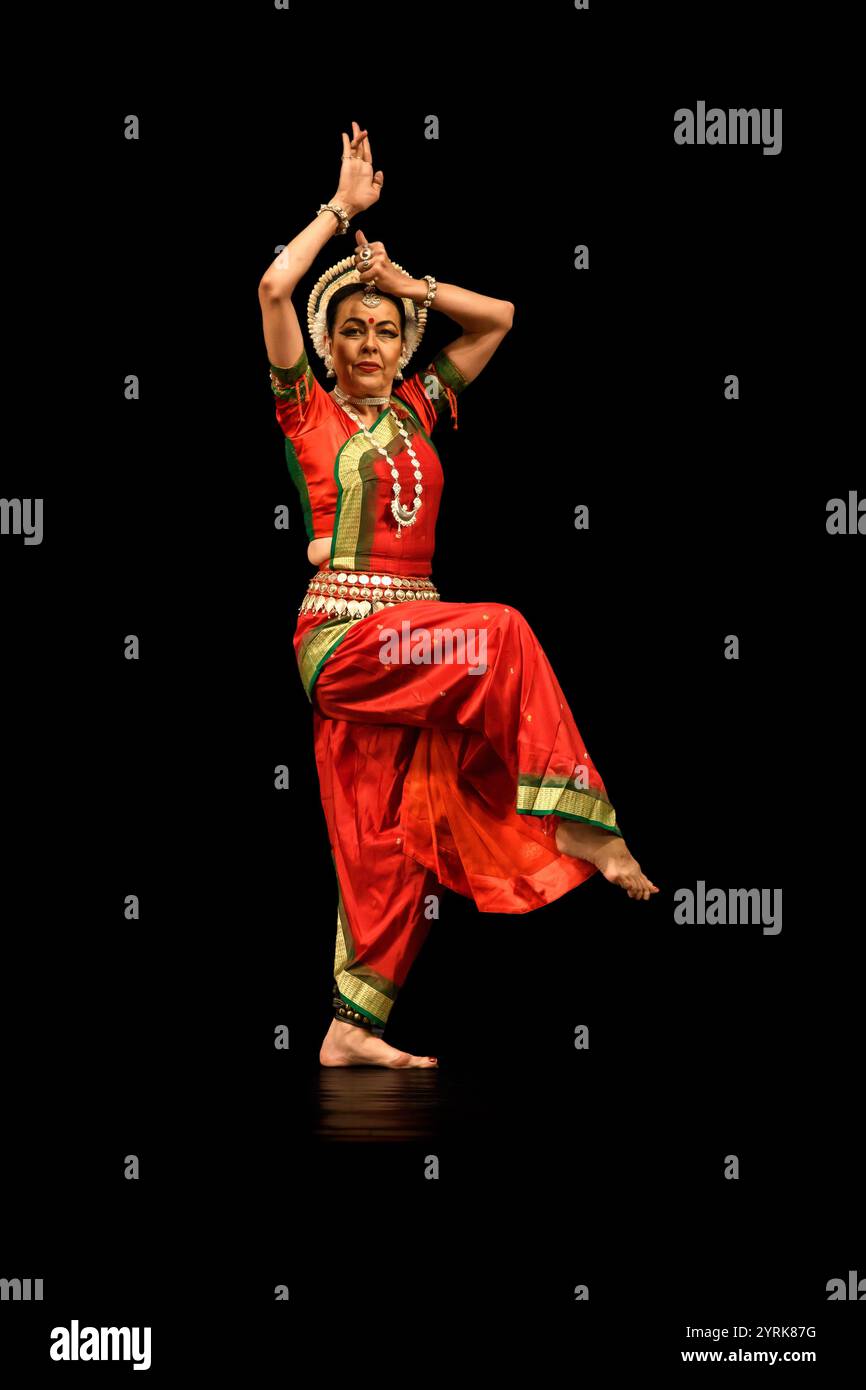Moskau, Russland - 17. November 2018: Indische Expats und Kulturliebhaber feiern Diwali mit traditionellen Tanzaufführungen. Stockfoto