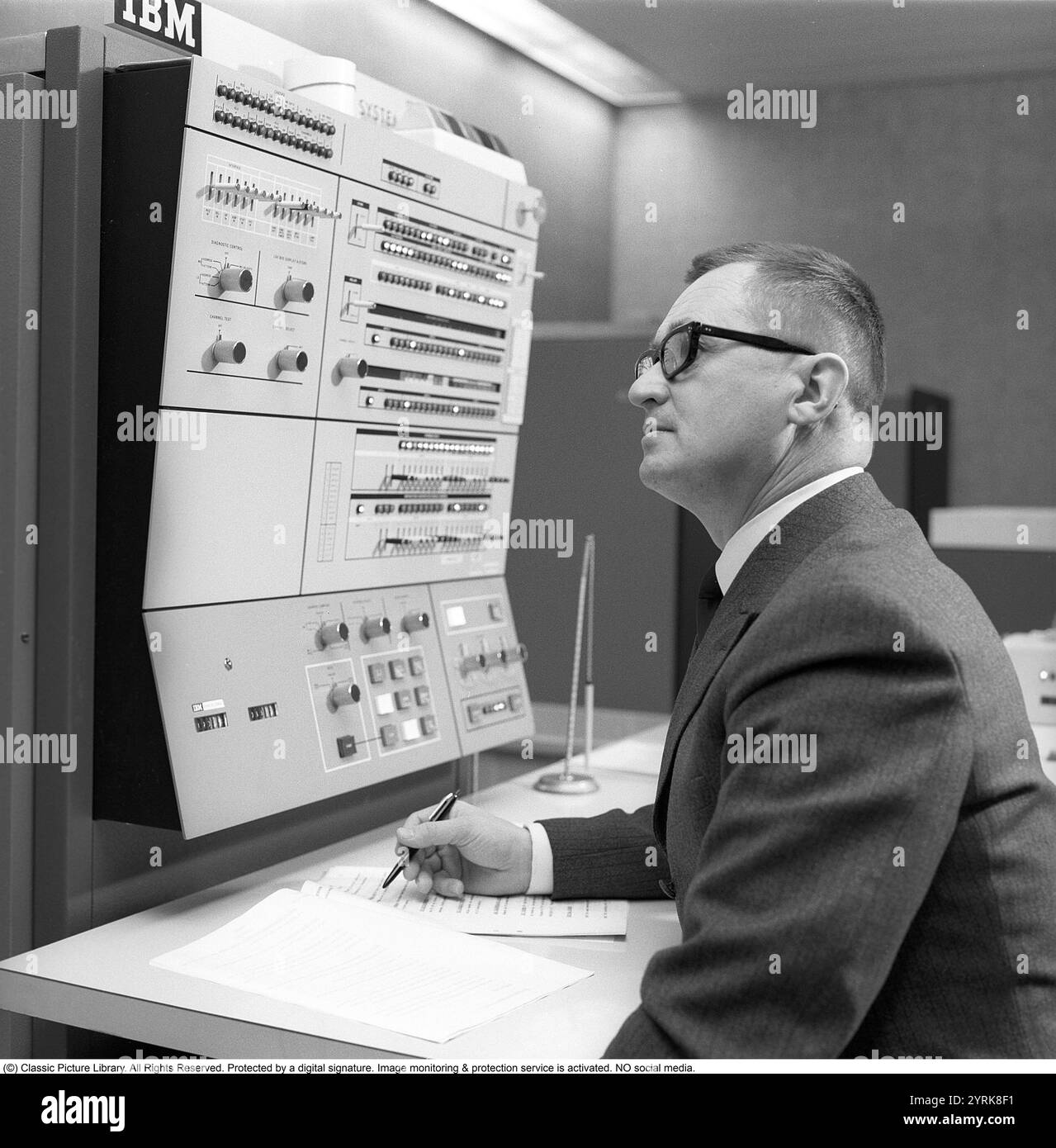 In den 1960er Jahren Innenraum eines Raumes mit Computern und Personen, die mit ihnen umgehen und Informationen registrieren und lesen. Auf einem Schild über dem Mainframe-Computer steht IBM 360. IBM System 360 wurde häufig in der us-amerikanischen Fernsehserie Mad Men gesehen. Foto aufgenommen 1965 Kristoffersson Ref. DY125-4 Stockfoto