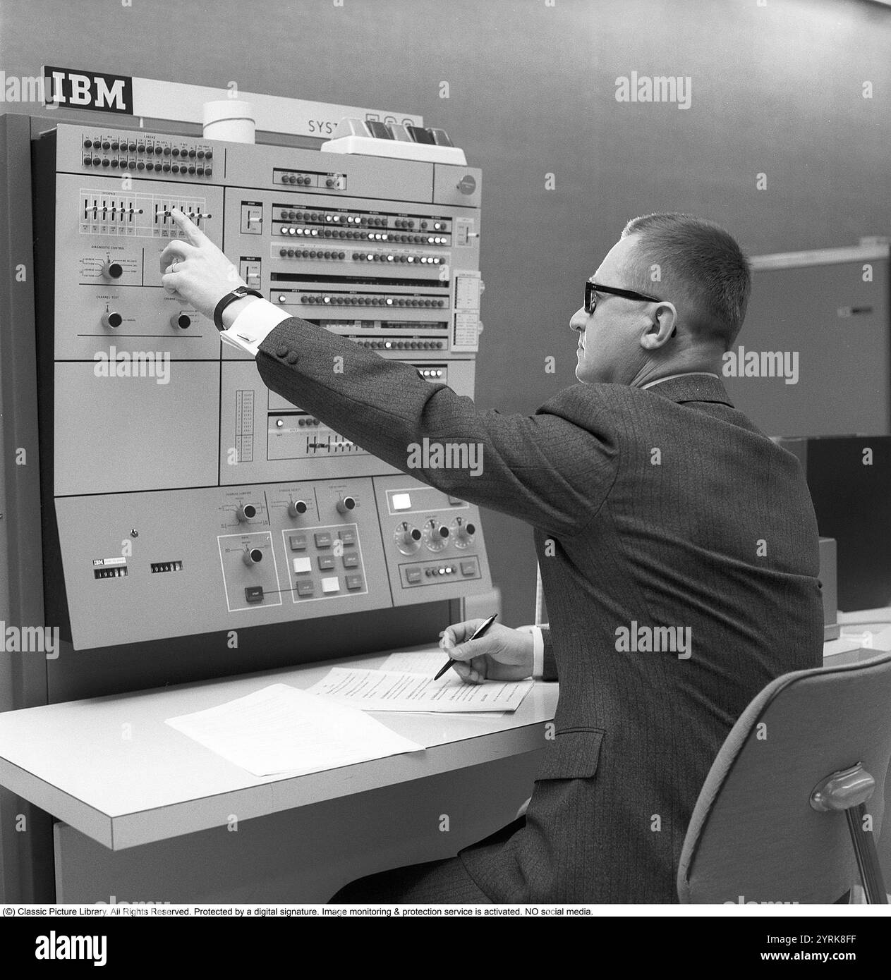 In den 1960er Jahren Innenraum eines Raumes mit Computern und Personen, die mit ihnen umgehen und Informationen registrieren und lesen. Auf einem Schild über dem Mainframe-Computer steht IBM 360. IBM System 360 wurde häufig in der us-amerikanischen Fernsehserie Mad Men gesehen. Foto aufgenommen 1965 Kristoffersson Ref. DY125-7 Stockfoto