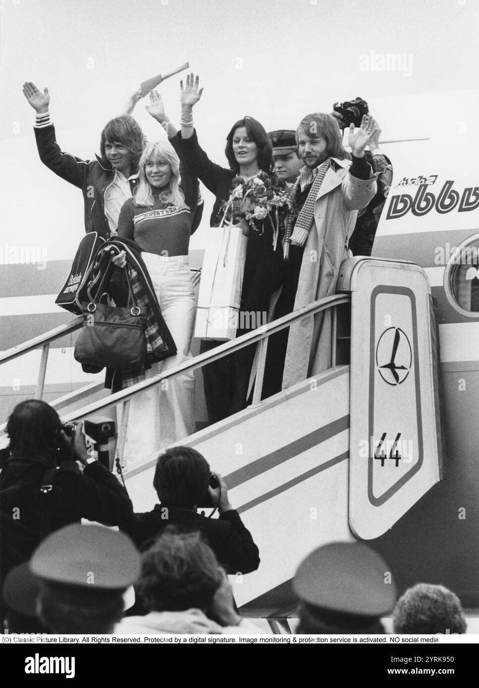 ABBA. Eine schwedische Popgruppe, die zu den beliebtesten und erfolgreichsten Musikgruppen aller Zeiten zählt. Die Mitglieder von ABBA: Anni-Frid Lyngstad, Benny Andersson, Agnetha Fältskog und Björn Ulvaeus. Auf dem Bild bei ihrer Ankunft in den USA. 1. oktober 1976 Stockfoto