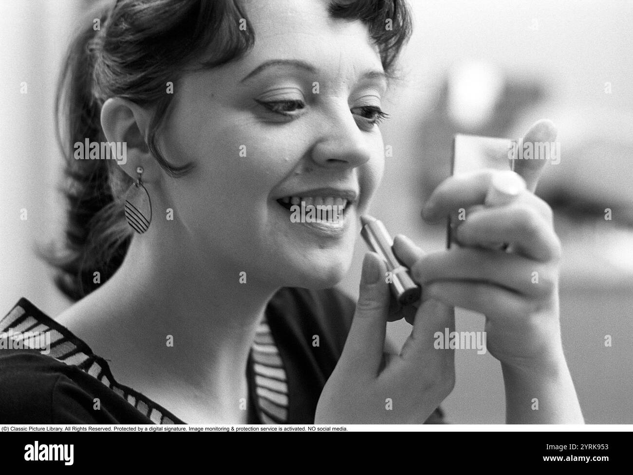 Eva Remaeus. Schauspielerin. (1950–1993) hier während der Dreharbeiten zum Film Sven Klangs Quintett, der am 23. September 1976 in Stockholm seine schwedische Premiere hatte. Man sieht sie glücklich mit einem Lippenstift auf den Lippen. Sie sieht sich im Spiegel an, während sie sich schminkt. Stockfoto