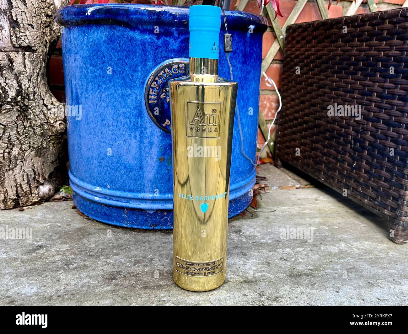 Au Vodka Blue Raspberry, ein Wodka mit Premium-Geschmack. Stockfoto