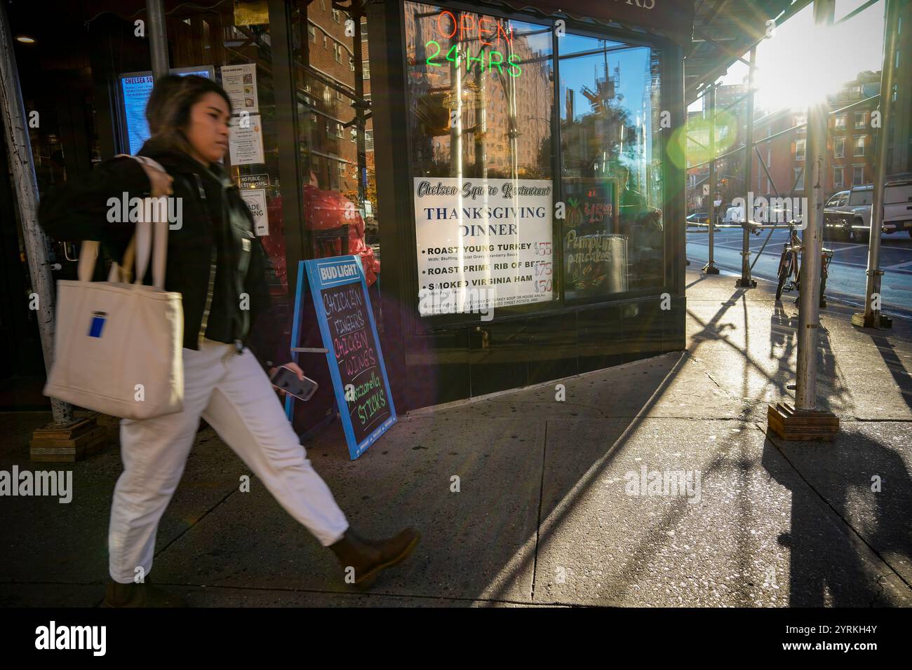 Das Chelsea Square Restaurant in New York wirbt für das Thanksgiving Day Special, das am Dienstag, den 26. November 2024, stattfindet. Die Inflation hat die Kosten für ein Thanksgiving-Abendessen um 19 % höher als vor der Pandemie. (© Richard B. Levine) Stockfoto