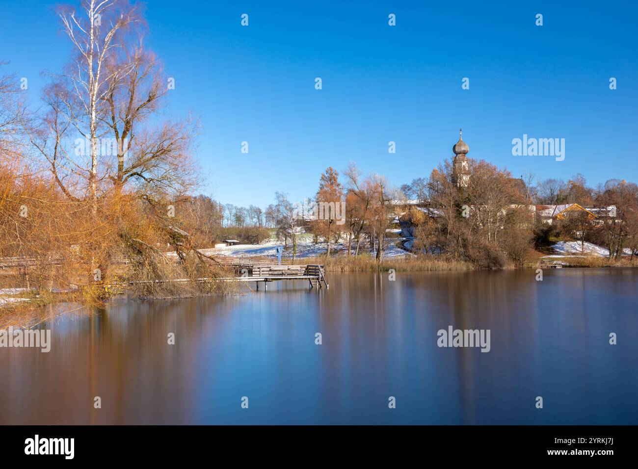 Wallfahrtskirche St. Maria im Kloster Seeon, Bayern, Deutschland, im Winter Stockfoto