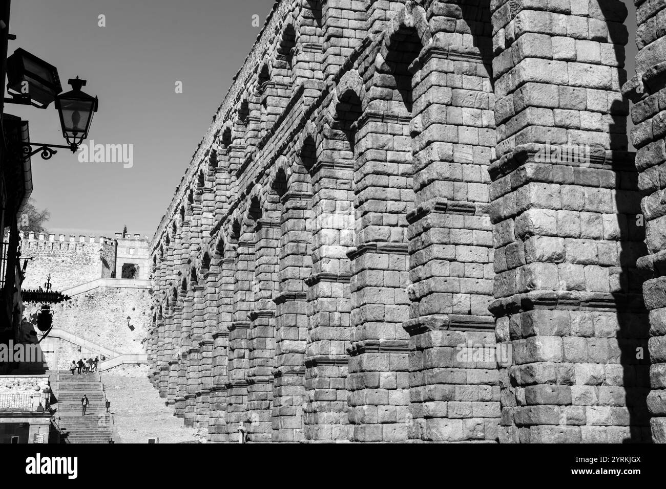 Segovia, Spanien - 18. Februar 2022: Das antike römische Aquädukt von Segovia, eines der am besten erhaltenen erhöhten römischen Aquädukte und das wichtigste Symbol Stockfoto
