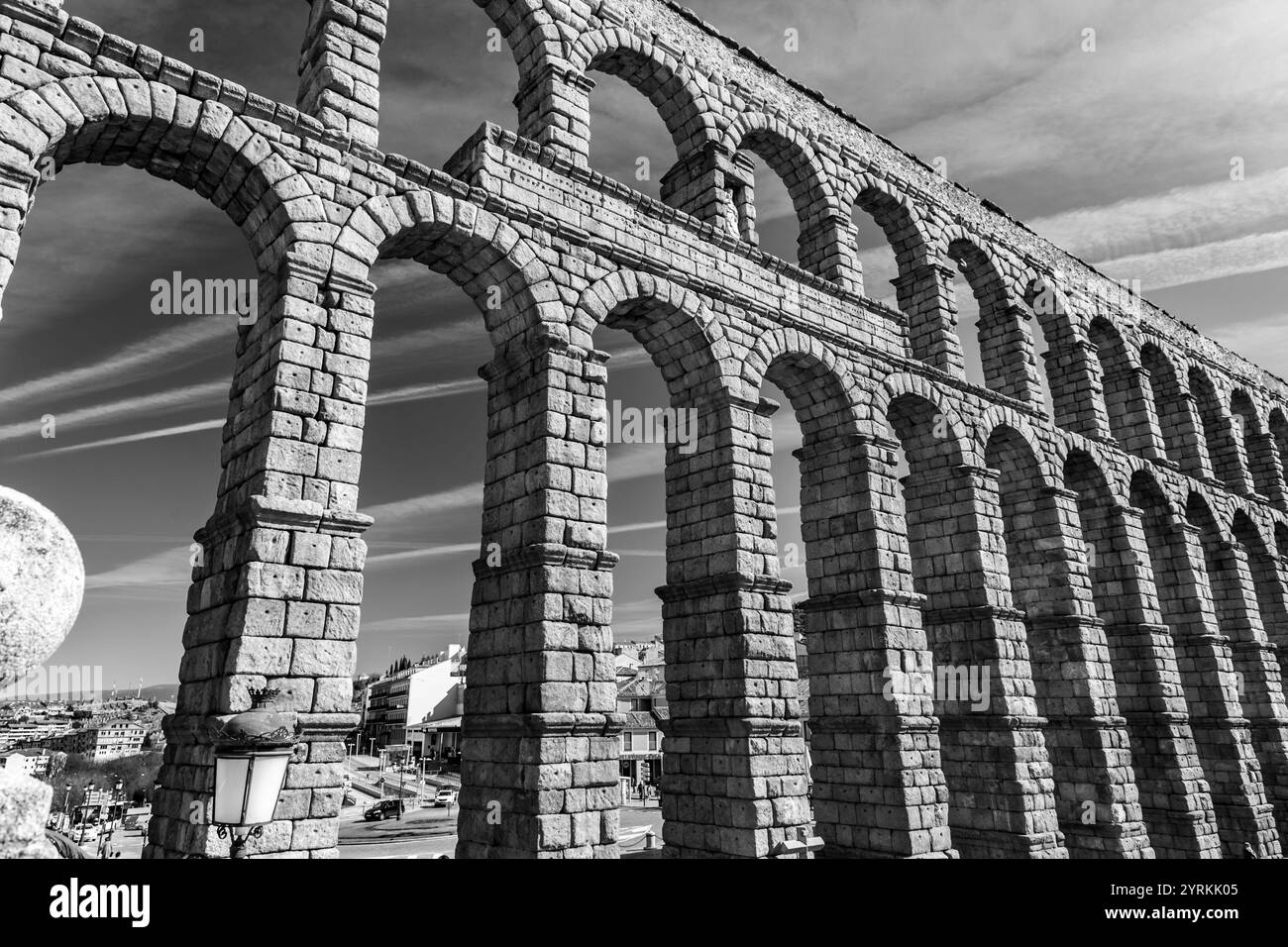 Segovia, Spanien - 18. Februar 2022: Das antike römische Aquädukt von Segovia, eines der am besten erhaltenen erhöhten römischen Aquädukte und das wichtigste Symbol Stockfoto
