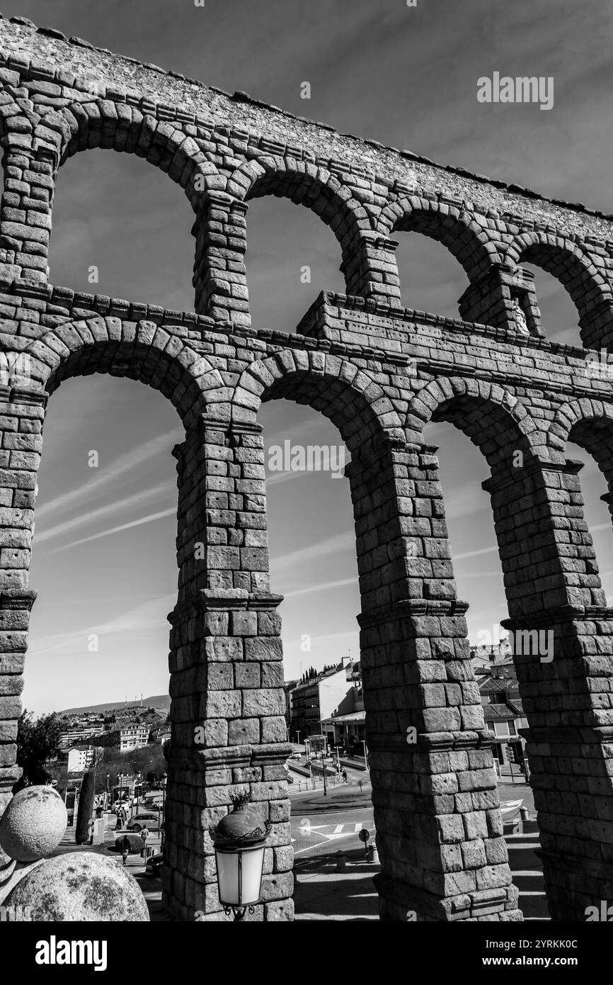 Segovia, Spanien - 18. Februar 2022: Das antike römische Aquädukt von Segovia, eines der am besten erhaltenen erhöhten römischen Aquädukte und das wichtigste Symbol Stockfoto