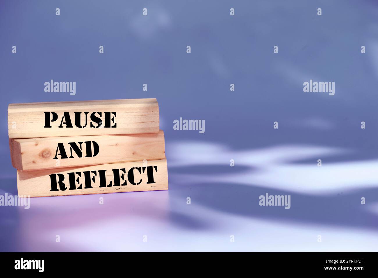 Symbol Pause und Reflexion. Konzeptwörter Pause und Reflexion auf Holzblöcken. Wunderschöner blauer Hintergrund. Business, Pause und Reflect-Konzept. Kopie sp Stockfoto