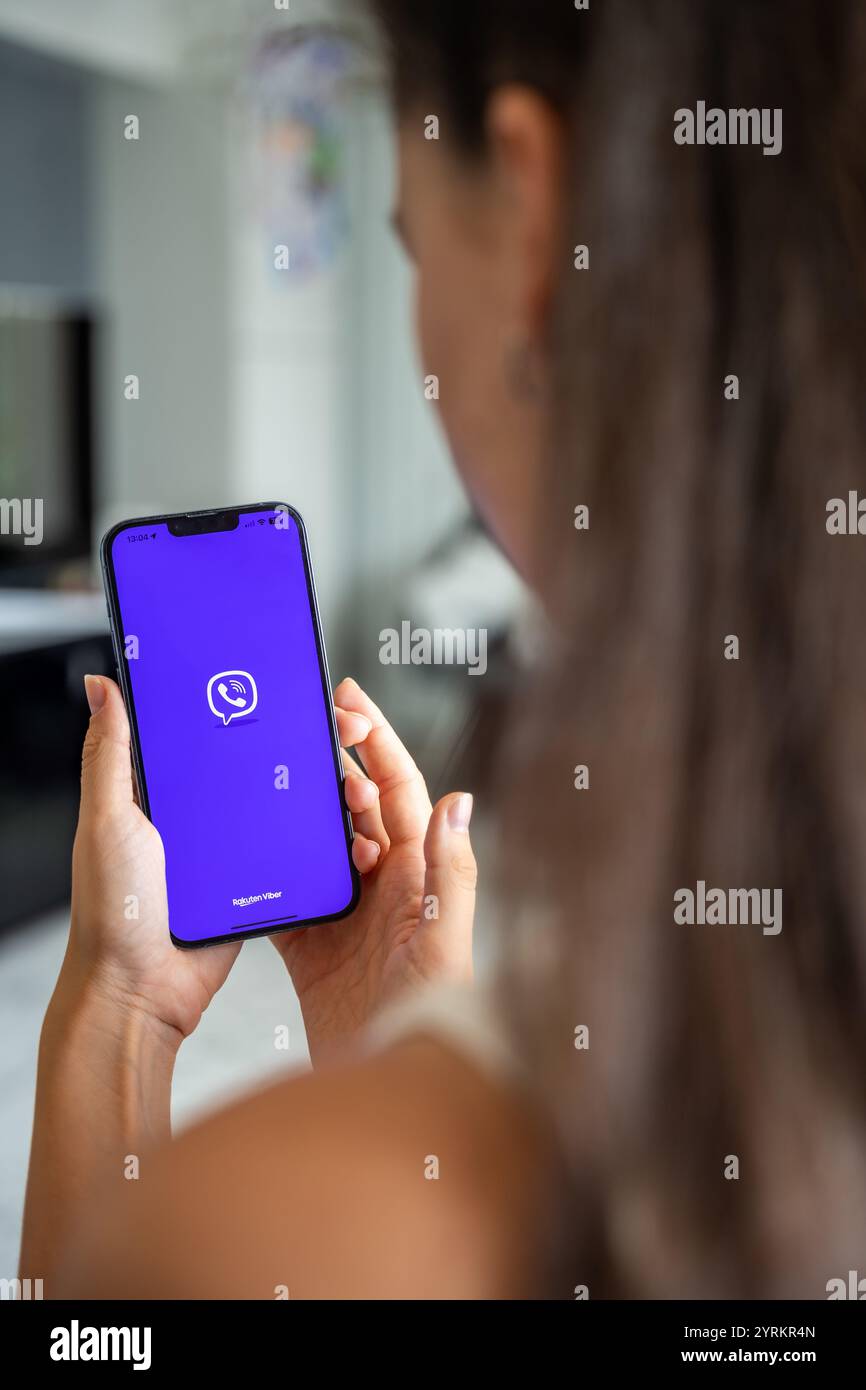 Prag, Tschechische republik - 2. Mai 2024: Frau, die iPhone mit dem Logo der Anwendung Rakuten Viber auf dem Bildschirm hält, die mobile Anwendung für Unternehmen nutzt Stockfoto