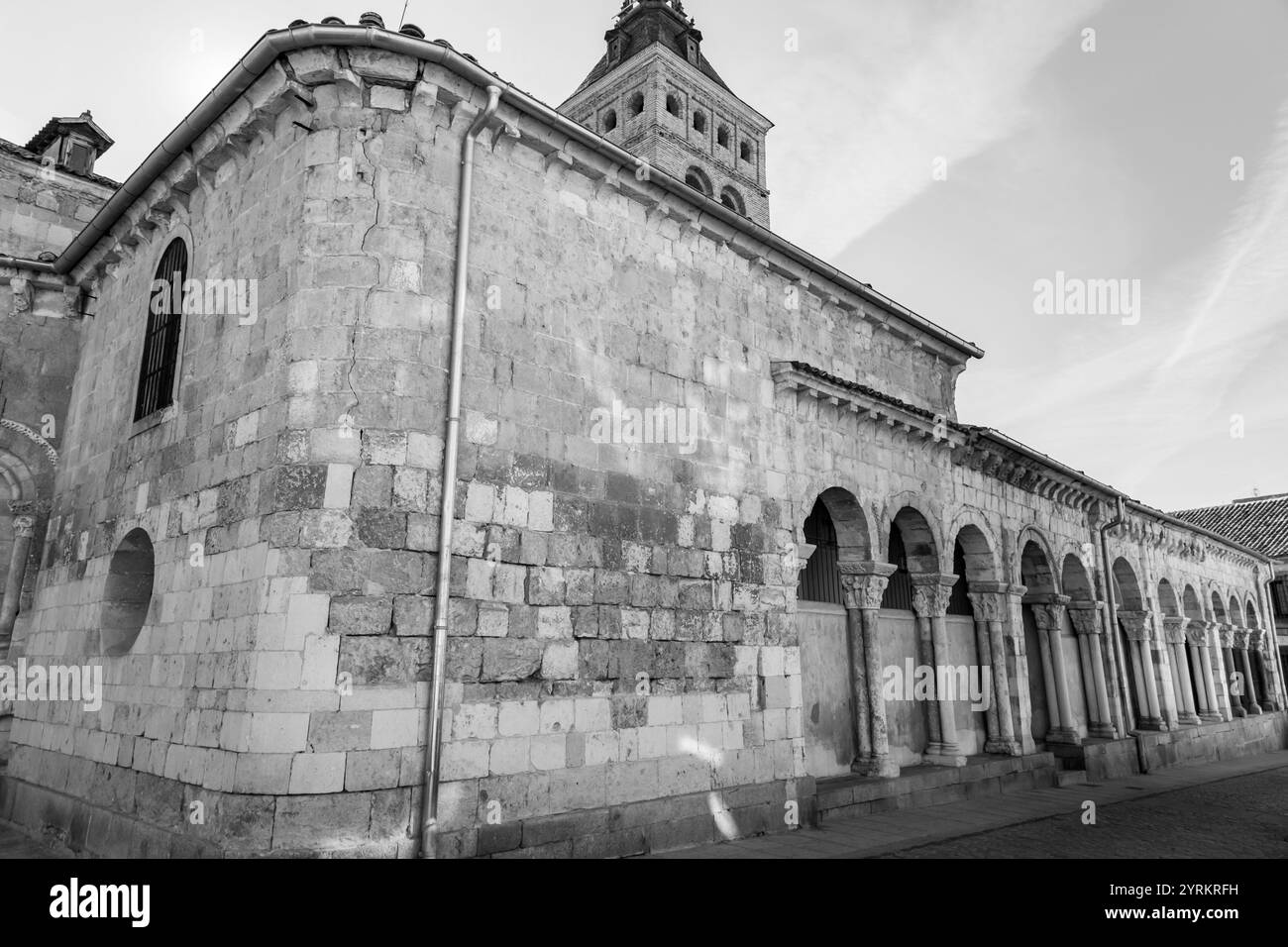 Plaza Medina del Campo, ein historischer Platz mit der San Martin Kirche, Las Sirenas de Segovia und Juan Bravo Statuen. Stockfoto