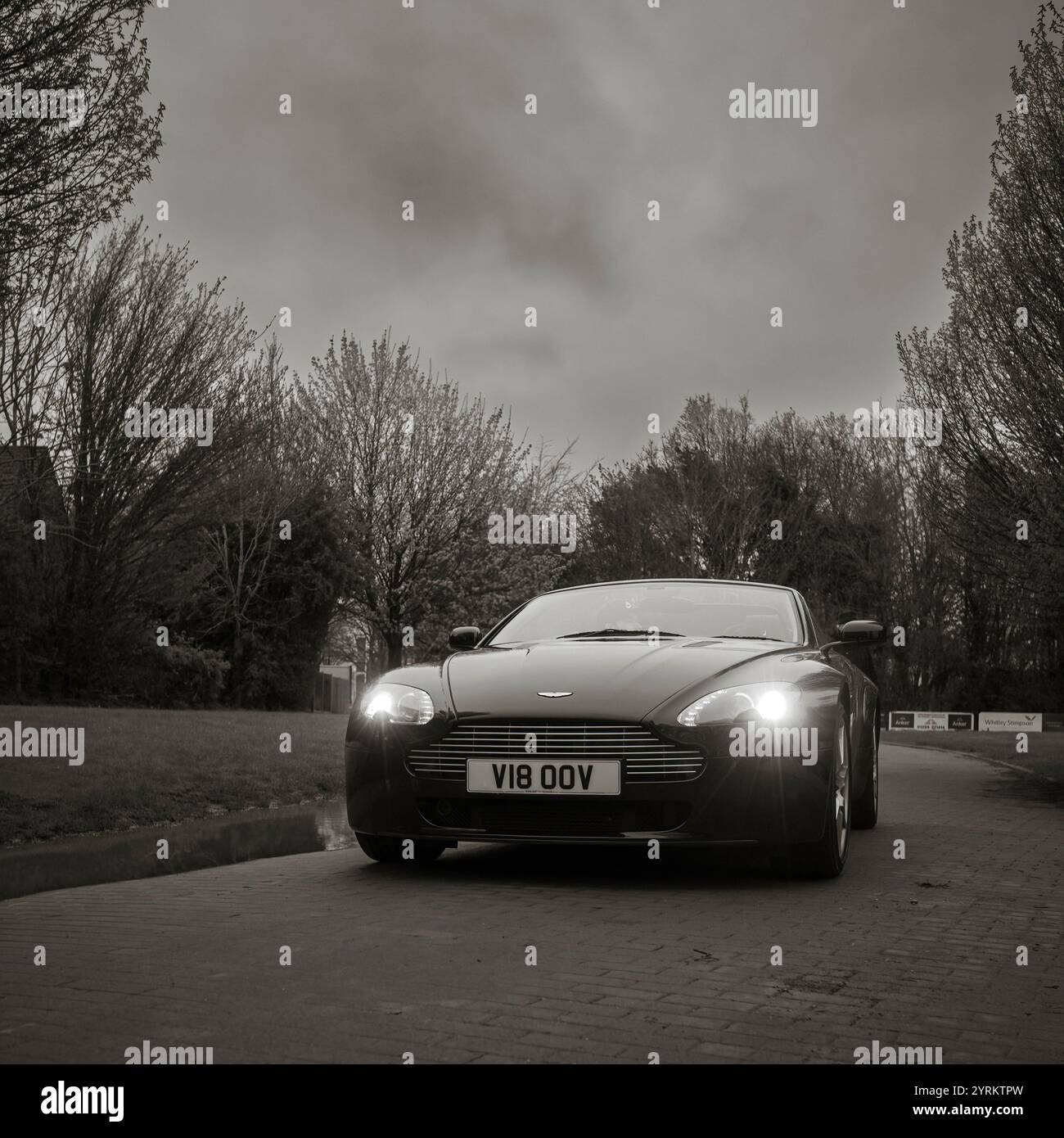 Aston Martin Vantage mit Scheinwerfern an einem Autotreffen Stockfoto