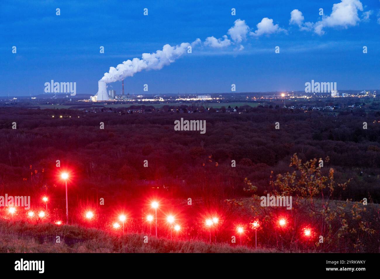 Das STEAG Kohlekraftwerk Duisburg-Walsum, auf dem Gelände der ehemaligen Zeche Walsum, am Rhein, Block 10 in Betrieb, 181 Meter hohe Kühlung Stockfoto